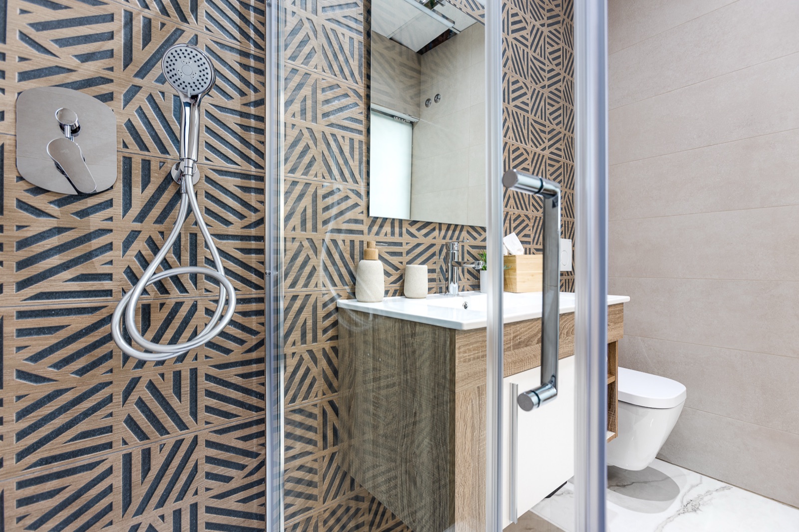Sfeerbeeld van een moderne badkamer met lichte materialen